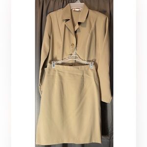IAN STACEY size:10 Tan 2-piece suit jacket/skirt 100% polyester machine washable